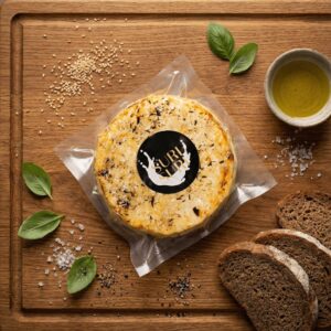 Keptas sūris su sezamo sėklom ir bazilikais